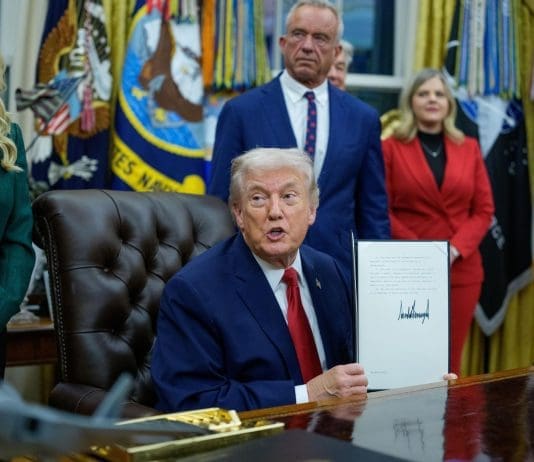 Trump anunciará el viernes el nombre de su candidato a presidente de la Reserva Federal EFE/EPA/AARON SCHWARTZ / POOL