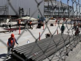 La actividad económica de México retrocede un 0,1 % interanual en noviembre Obreros trabajan en una construcción en Ciudad Juárez (México). Fotografía de archivo. EFE/ Luis Torres