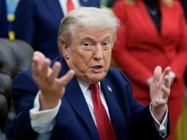 Trump amenaza con un arancel del 50 % a aeronaves de Canadá por certificación de aviones EFE/EPA/AARON SCHWARTZ / POOL