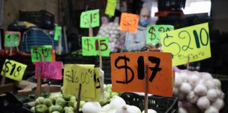 La inflación en México desciende a 3,69 % en 2025 tras sorprender a la baja Fotografía de archivo de un local de productos en la Central de Abastos en Ciudad de México (México). EFE/ José Méndez