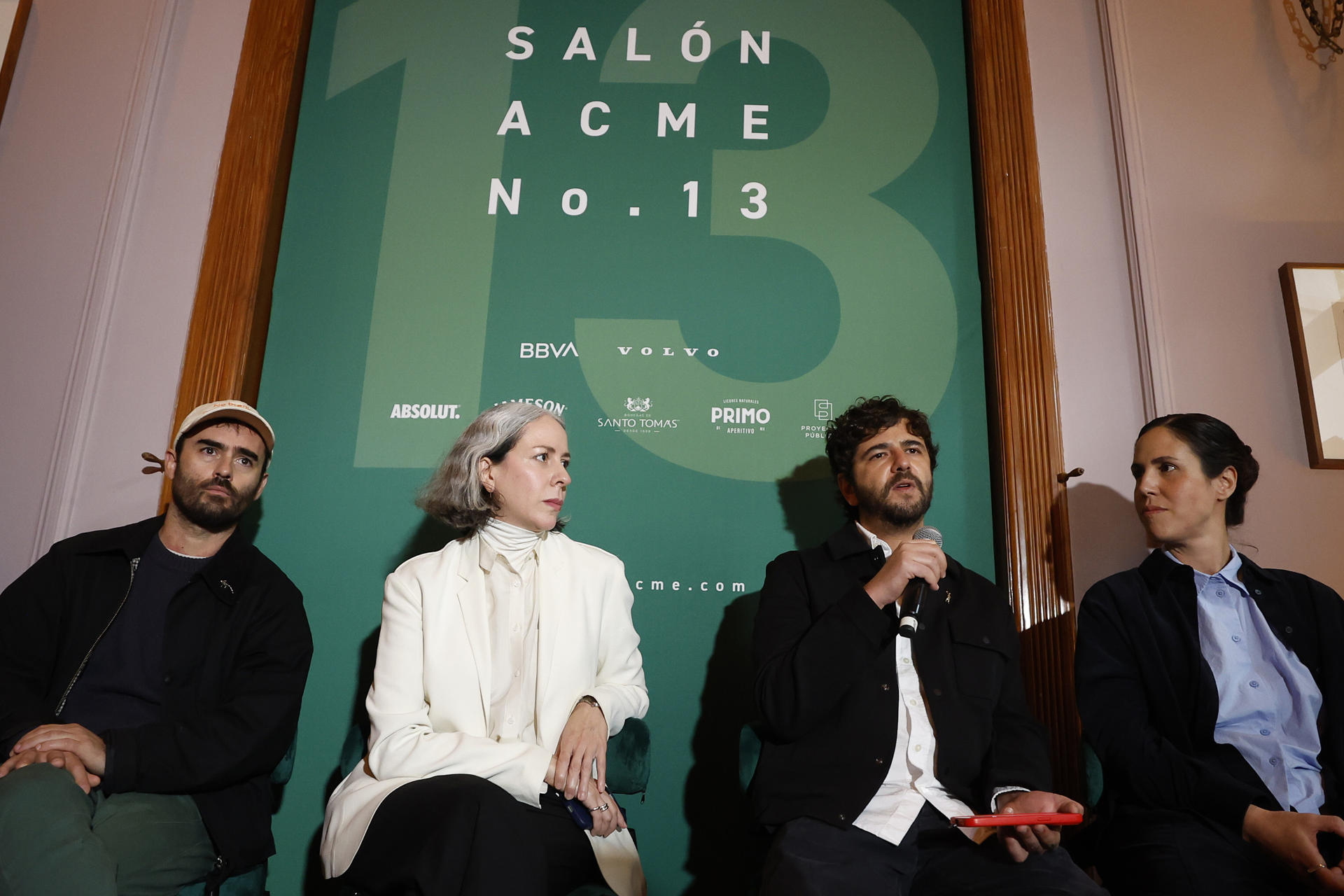 Los cofundadores de salón ACME, Álvaro Ugarte (i), Sebastián Vizcaino (2-d), Zazil Barba (d) y la directora del proyecto Salón Acme, Ana Castella (2-i) participan durante una rueda de prensa este miércoles, en Ciudad de México (México). EFE/ Sáshenka Gutiérrez
