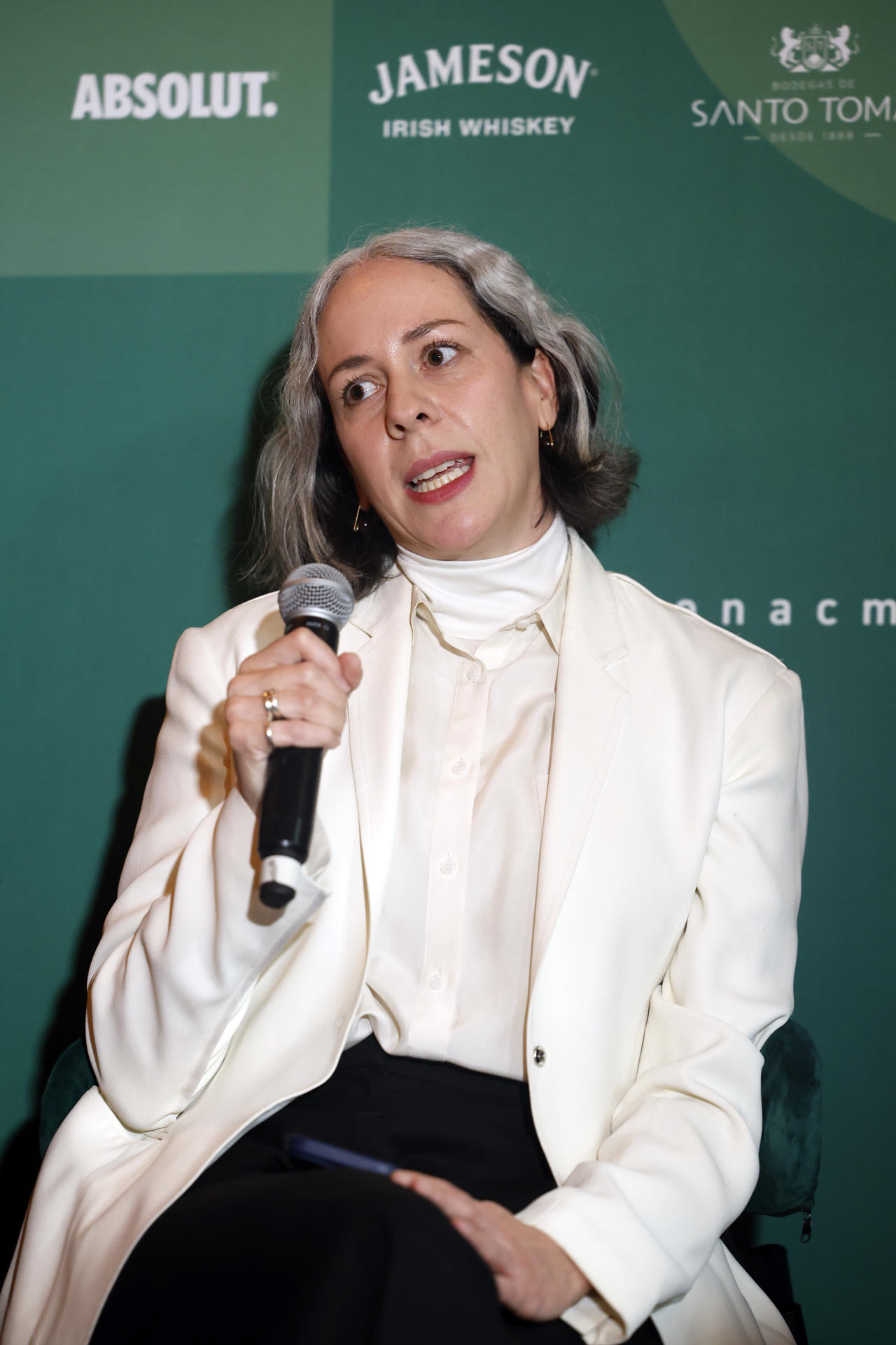 La directora del proyecto Salón Acme, Ana Castella, habla durante una rueda de prensa este miércoles, en Ciudad de México (México). EFE/ Sáshenka Gutiérrez
