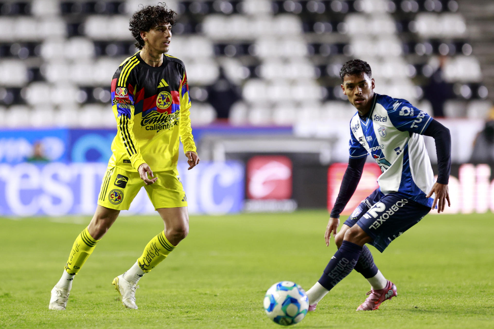 El extremo de Pachuca Brian García (d) disputa el balón con el defensor de América Kevin Álvarez en partido de la tercera jornada del torneo Clausura mexicano jugado en el estadio Hidalgo. EFE /David Martínez Pelcastre
