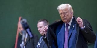 Trump advierte de represalias si Europa vende activos estadounidenses por los aranceles EFE/EPA/LAURENT GILLIERON