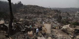 Elevan a 20 las víctimas de fuegos del sur de Chile y detienen a sospechoso de provocarlos Fotografía que muestra varias viviendas afectadas tras un incendio forestal en la localidad de Lirquén, a 17 Kilómetros de distancia de la ciudad de Concepción, en la región del Biobío (Chile). EFE/ Adriana Thomasa