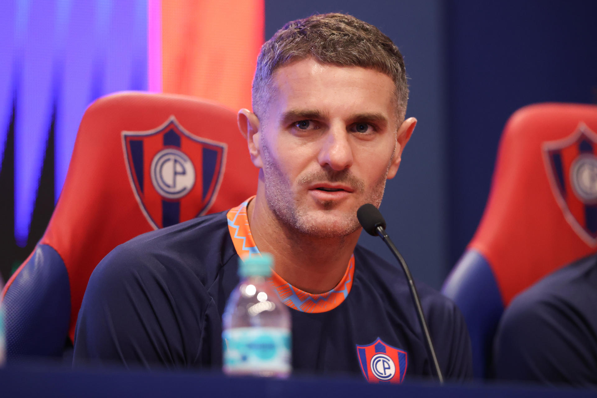 El delantero argentino Pablo Vegetti habla durante una conferencia de prensa en Asunción (Paraguay). EFE/ Juan Pablo Pino
