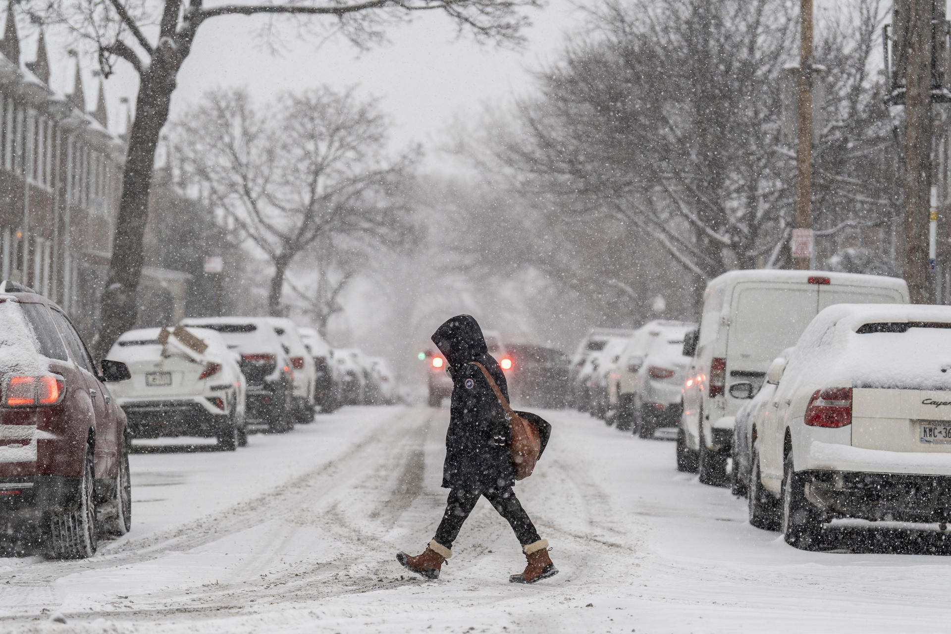 Una persona camina durante una nevada este domingo, en Nueva York(Estados Unidos). EFE/ Ángel Colmenares
