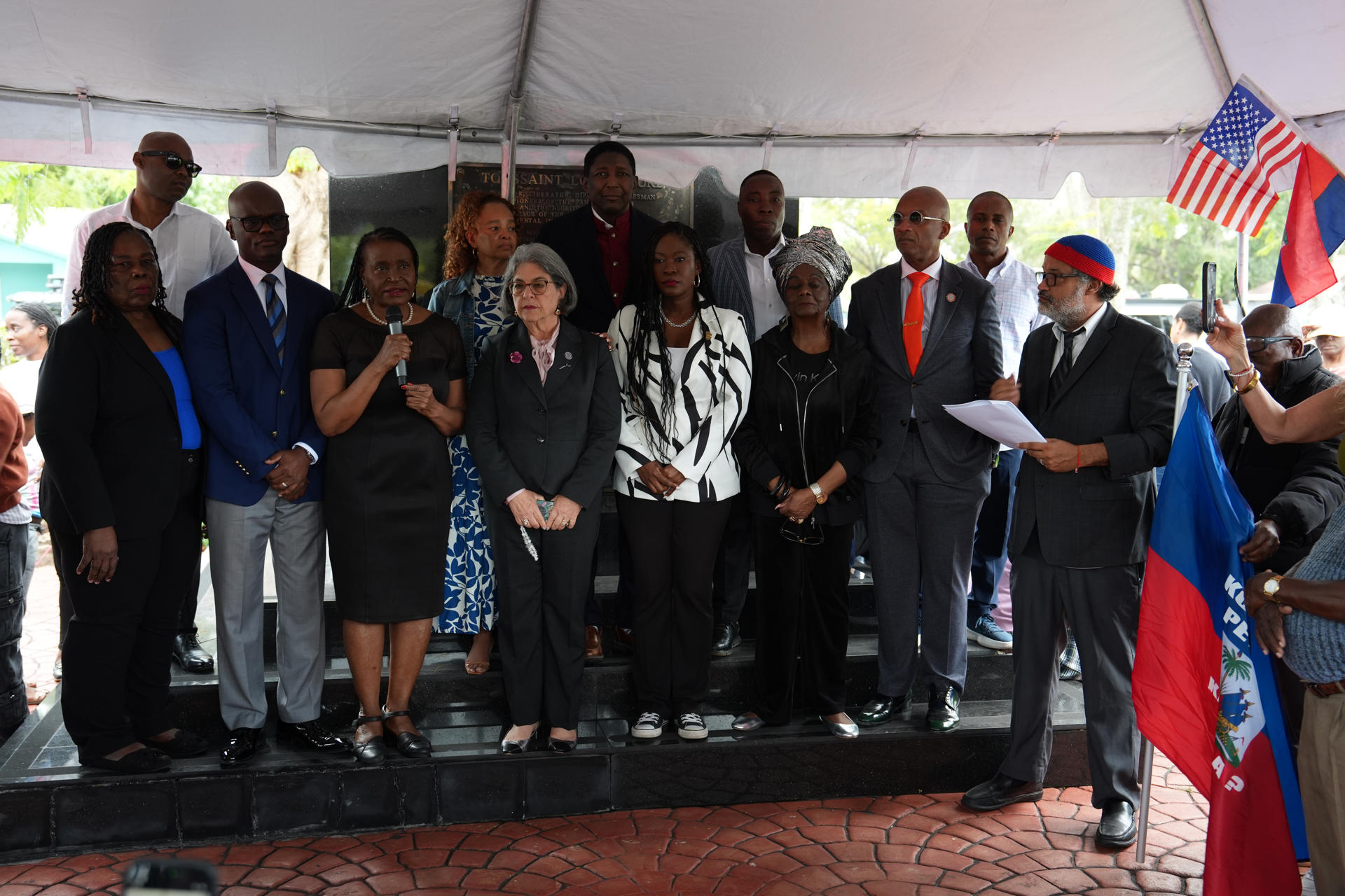 La concejal haitiana del condado de Miami-Dade, Marleine Bastien (3-i), habla durante un evento este lunes, en Miami (Estados Unidos). EFE/ Alberto Boal
