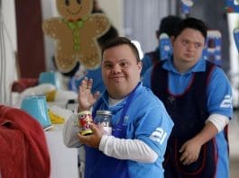 Campaña busca promover la inclusión de personas con síndrome de Down en México Un joven con síndrome de Down atiende una cafetería en Guadalajara (México). Imagen de archivo. EFE/Ulises Ruiz Basurto