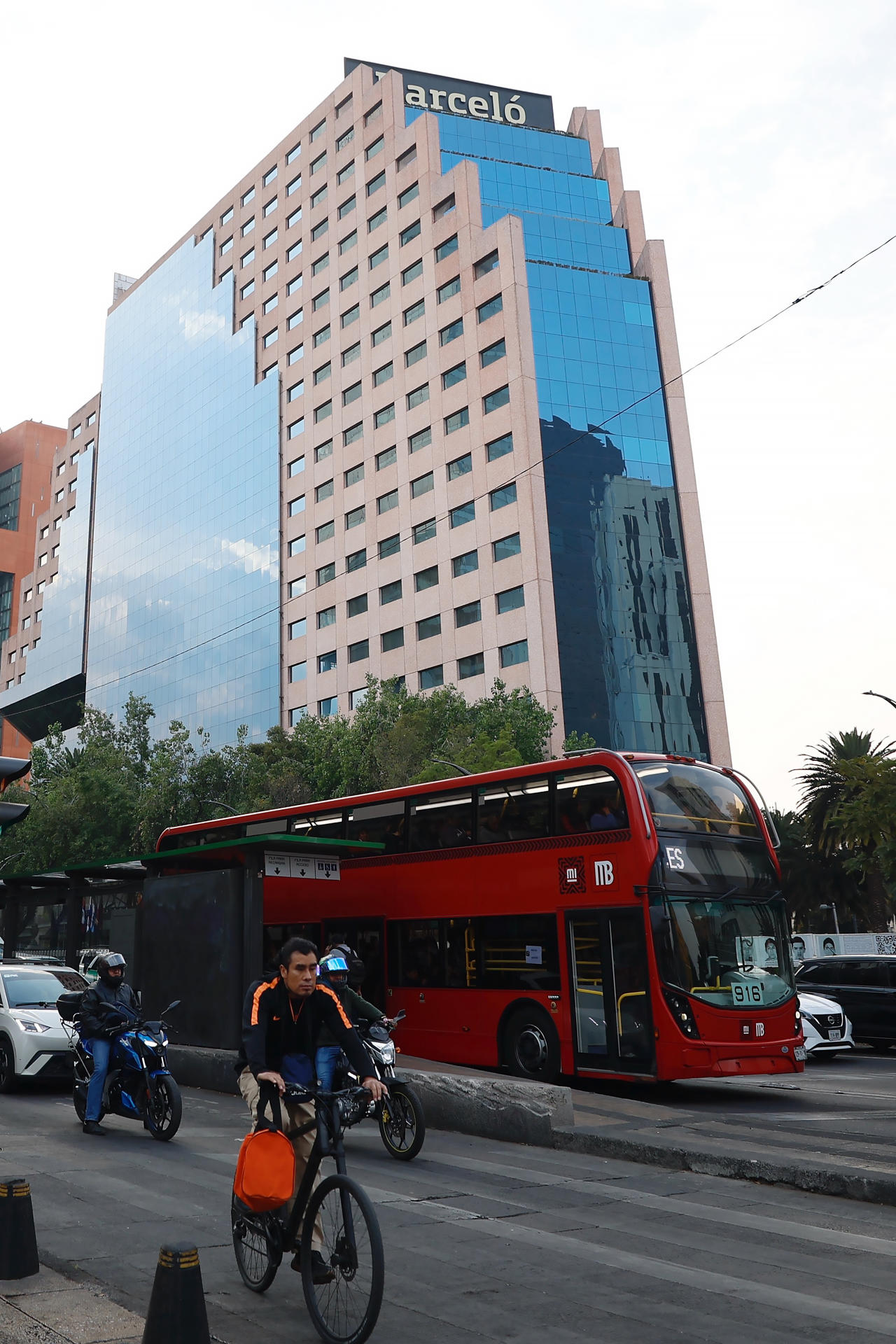 Fotografía que muestra la fachada del Hotel Barceló este lunes, en Ciudad de México (México). EFE/ Sáshenka Gutiérrez
