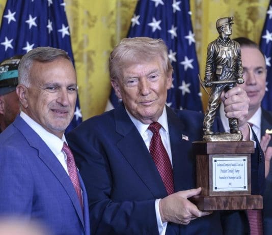 Trump recibe un premio de la industria por ser el “campeón indiscutible del carbón” EFE/EPA/SHAWN THEW / POOL