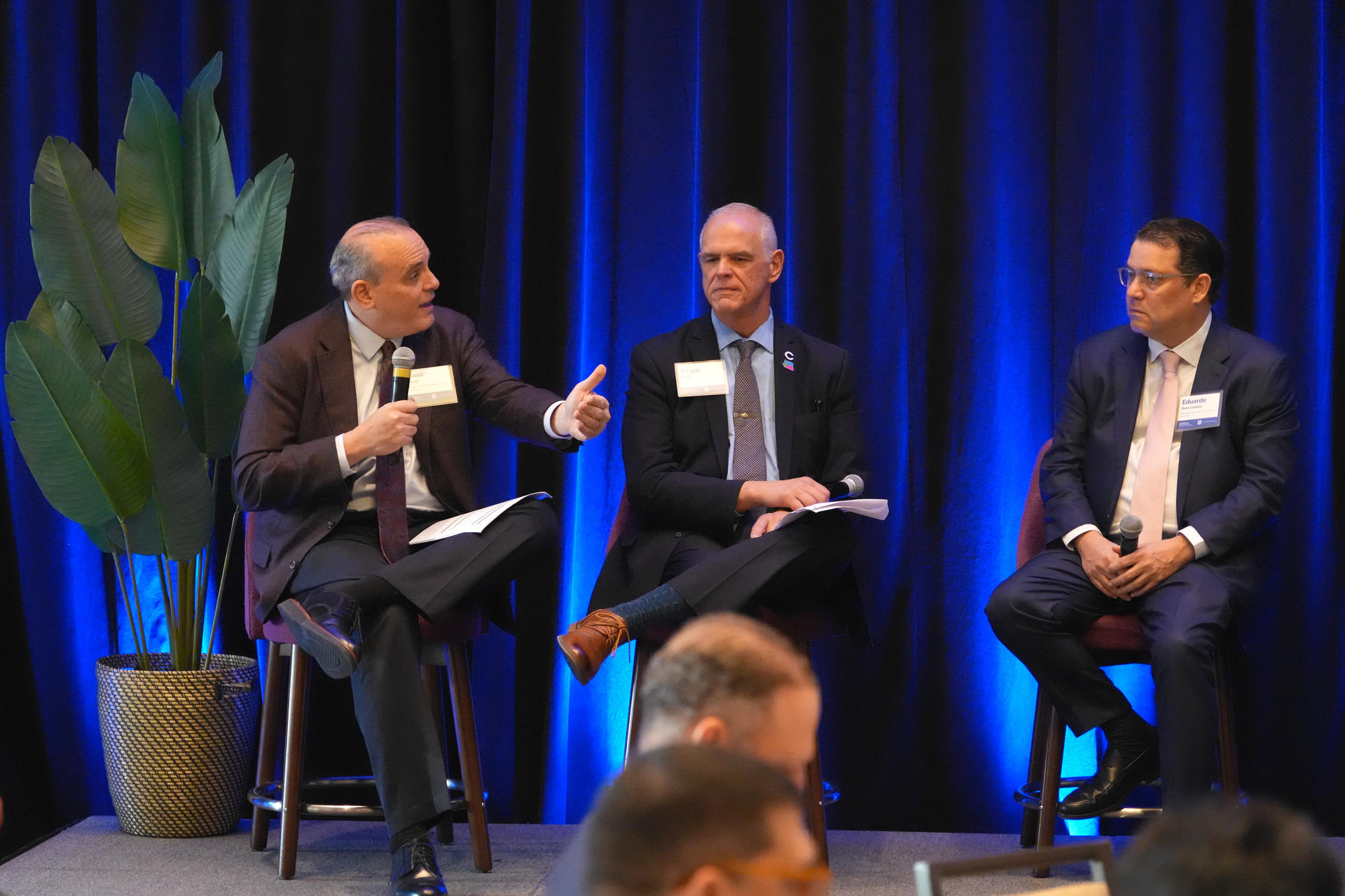 El vicepresidente de operaciones de FedEx, Basil Khalil (i), habla junto a el director ejecutivo y director de aviación del Aeropuerto Internacional de Miami, Ralph Cutié (c), y el ministro de Ministro de Industria, Comercio y Mypimes de República Dominicana, Eduardo Sanz Lovatón (d) durante un foro en Miami (EE.UU.). EFE/ Alberto Boal 