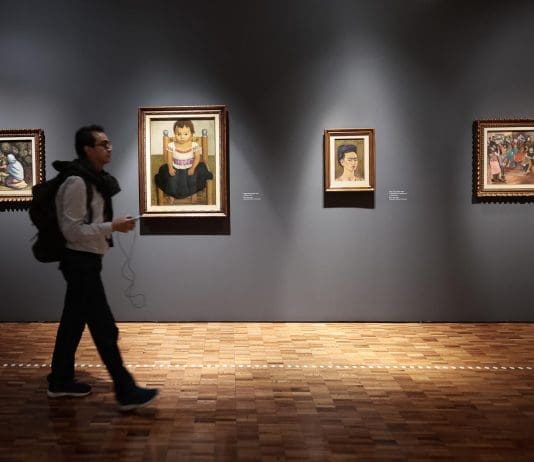 La enigmática Colección Gelman Santander exhibe 68 obras en Ciudad de México Una persona observa la muestra Relatos Modernos este lunes, obras emblemáticas de la Colección Gelman Santander en el Museo de Arte Moderno en Ciudad de México (México). EFE/ José Méndez
