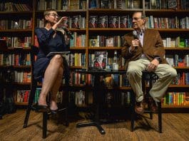 Una película abordará la eutanasia del exiliado cubano Carlos Alberto Montaner en España Fotografía de archivo del 12 de diciembre de 2019 donde aparece el periodista y escritor cubano Carlos Alberto Montaner presentando un libro junto a su hija Gina Montaner, en Coral Gables, Florida (EE.UU). EFE/ Giorgio Viera