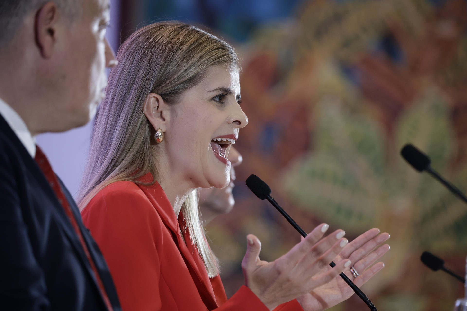 La presidenta electa de Costa Rica, Laura Fernández, habla durante una rueda de prensa este lunes, en San José (Costa Rica). EFE/ Jeffrey Arguedas
