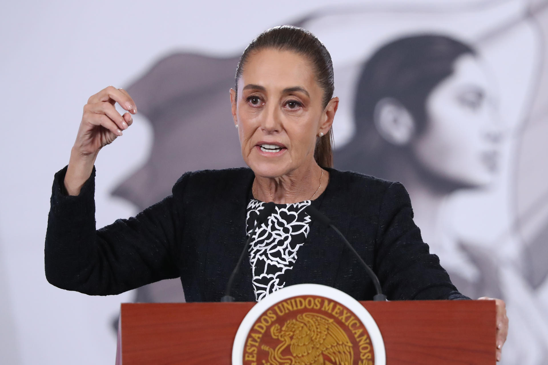 La presidenta de México Claudia Sheinbaum, reacciona en una rueda de prensa este martes, en el Palacio Nacional en Ciudad de México (México). EFE/ Mario Guzmán
