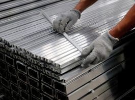 Economía de México emite norma para productos de acero en la construcción Fotografía de archivo de una persona trabajando en una fábrica de aluminio en la Ciudad de México (México). EFE/ José Pazos