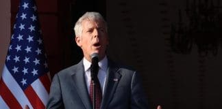 EEUU prevé que ventas de crudo venezolano superarán los 10.000 millones de dólares anuales El secretario de Energía de EE.UU., Chris Wright, habla al finalizar una reunión con la mandataria encargada de Venezuela, Delcy Rodríguez, en Caracas (Venezuela). EFE/ Miguel Gutiérrez