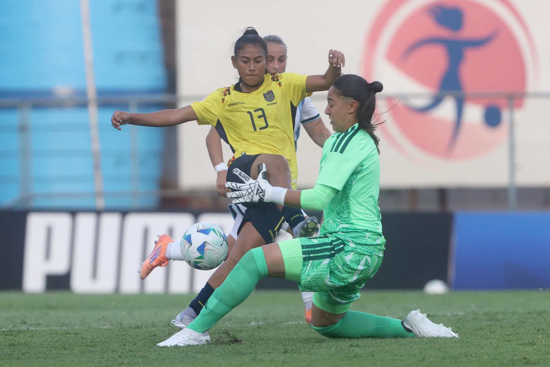 La ecuatoriana Josenka Velez (i) pierde una opción de gol ante el cierre oportuno de la guardameta argentina Paulina Arpile este sábado en partido del Grupo A del Campeonato Sudamericano Sub-20 jugado en el estadio Emiliano Ghezzi de Asunción. EFE/ Juan Pablo Pino
