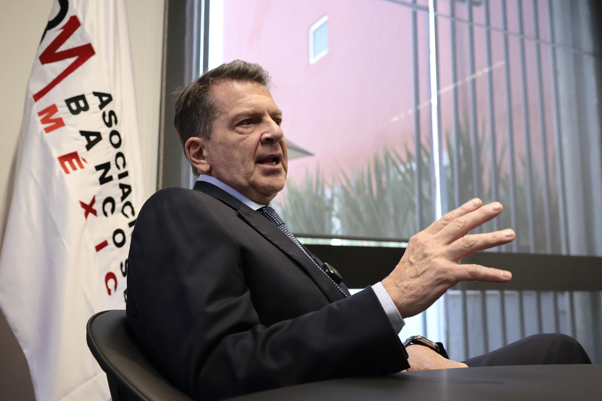 El presidente de la Asociación de Bancos de México (ABM), Emilio Romano, habla durante una entrevista con EFE este lunes, en la Ciudad de México (México). EFE/José Méndez