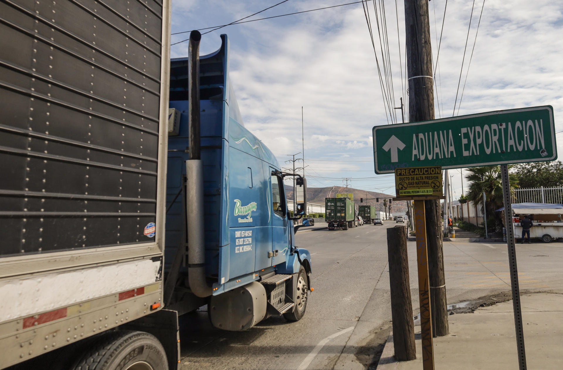 Transportistas hacen fila para cruzar hacia Estados Unidos este viernes, en la ciudad de Tijuana (México). EFE/ Joebeth Terríquez
