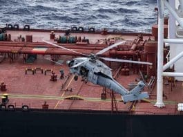 EE.UU. intercepta otro petrolero en el Índico por violar su bloqueo de crudo en el Caribe Fotografía difundida en la cuenta oficial en X @DeptofWar del Departamento de Guerra de Estados Unidos de uno de sus helicópteros interceptando un buque petrolero en el océano Índico. EFE/ @deptofwar / SOLO USO EDITORIAL/ NO VENTAS/ SOLO DISPONIBLE PARA ILUSTRAR LA NOTICIA QUE ACOMPAÑA (CRÉDITO OBLIGATORIO)