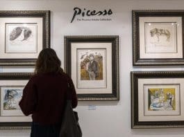El SoHo de Nueva York apuesta por Picasso, Dalí y Miró, objetos de deseo de coleccionistas Una persona visita la galería Park West de SoHo donde se exhiben obras de los pintores Picasso, Salvador Dalí y Joan Miró este miércoles, en Nueva York (Estados Unidos). EFE/ Angel Colmenares