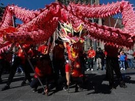 Dragones y leones dan la bienvenida al Año Nuevo chino en Ciudad de México Integrantes de la comunidad china participan este sábado en el desfile previo a las festividades del año nuevo Chino en Ciudad de México (México). EFE/ Sáshenka Gutiérrez