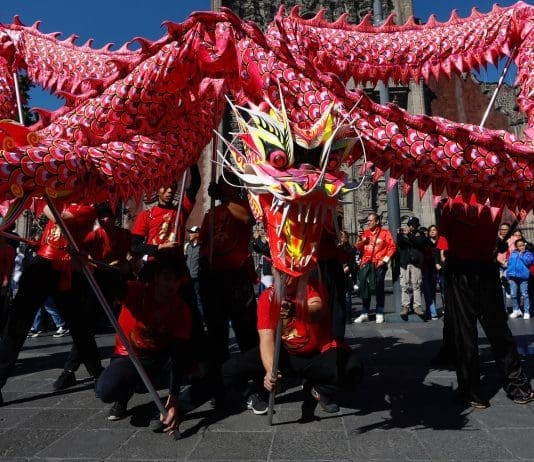 Dragones y leones dan la bienvenida al Año Nuevo chino en Ciudad de México Integrantes de la comunidad china participan este sábado en el desfile previo a las festividades del año nuevo Chino en Ciudad de México (México). EFE/ Sáshenka Gutiérrez