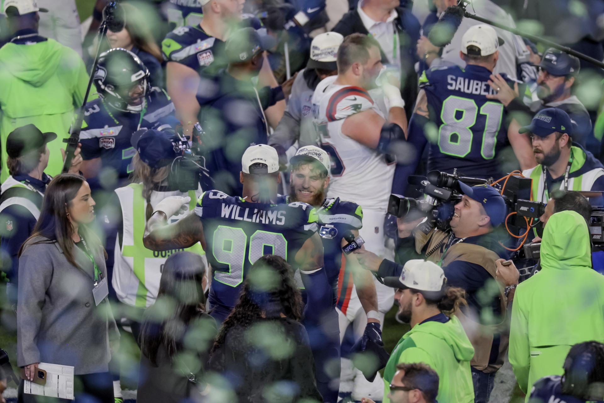 Los jugadores de Seattle Seahawks celebran este domingo la conquista del Super Bowl LX a expensas de los New England Patriots en el Levi's Stadium de Santa Clara (California). EFE/EPA/CHRIS TORRES
