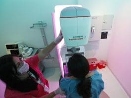 Alianza busca mejorar la atención oncológica ante diagnósticos tardíos en México Una mujer se realiza un estudio de Mastografía, en un hospital de la Ciudad de México (México). Imagen de archivo. EFE/ Mario Guzmán