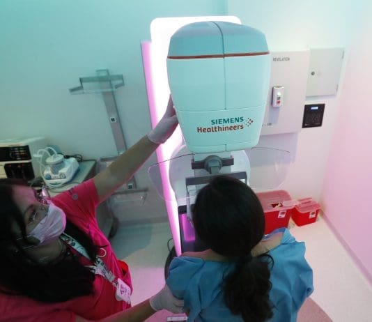Alianza busca mejorar la atención oncológica ante diagnósticos tardíos en México Una mujer se realiza un estudio de Mastografía, en un hospital de la Ciudad de México (México). Imagen de archivo. EFE/ Mario Guzmán