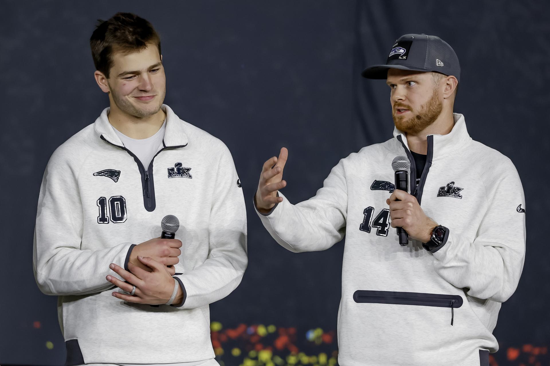 Sam Darnold, mariscal de campo de Seahawks (d), elogió este lunes el liderazgo de su compañero de equipo Drake Maye (i) en la campaña que ha llevado al equipo de Seattle a la disputa del Super Bowl LX este domingo contra New England Patriots en Santa Clara (California). EFE/EPA/JOHN G. MABANGLO
