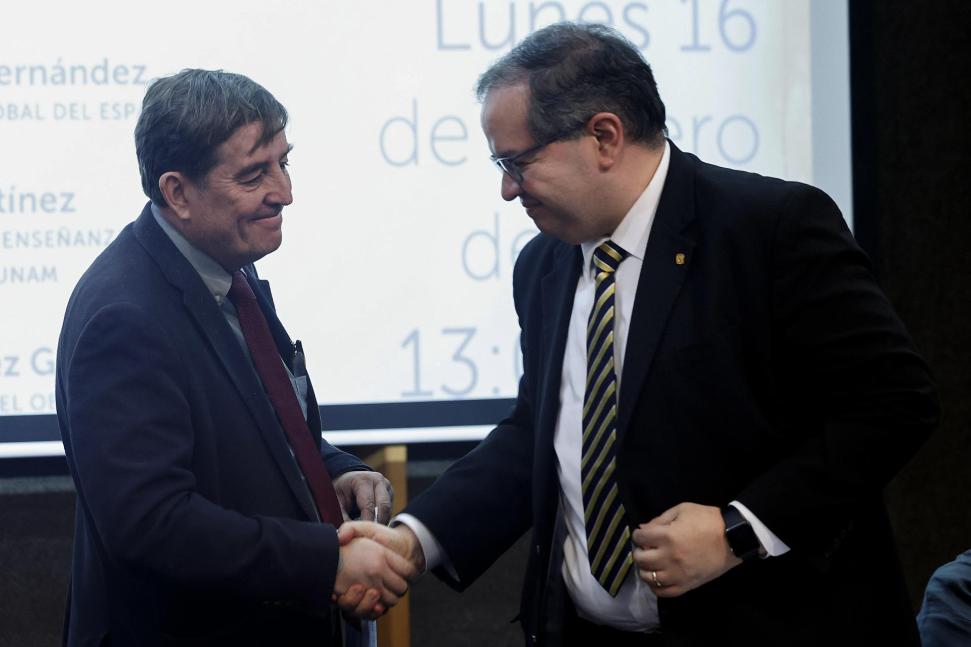 El director de instituto Cervantes, Luis García Montero (i), saluda al rector de la Universidad Nacional Autónoma de México (UNAM), Leonardo Lomelí, durante una rueda de prensa este lunes, en Ciudad de México (México). EFE/Sáshenka Gutiérrez
