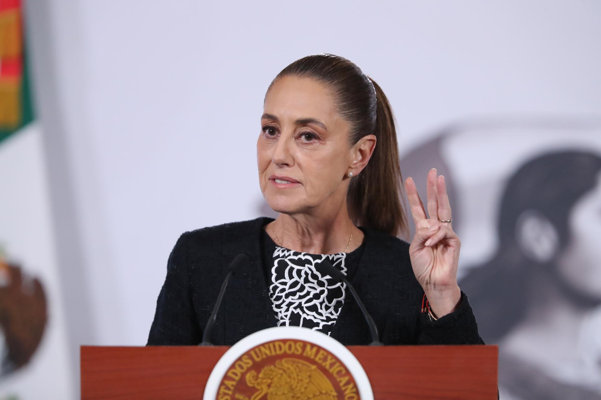 La presidenta de México Claudia Sheinbaum, reacciona en una rueda de prensa este martes, en el Palacio Nacional en Ciudad de México (México). EFE/ Mario Guzmán
