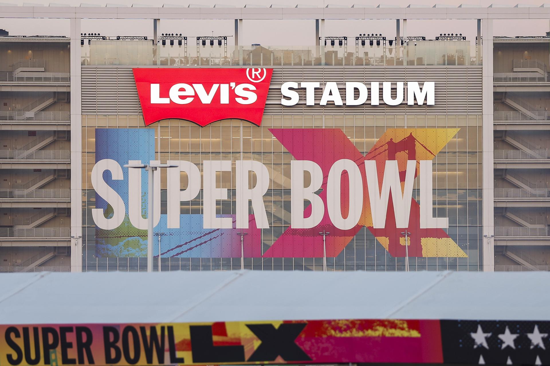 El precio de las entradas para el Super Bowl oscila entre los 3.100 y más de 18.000 dólares cuando falta un día para que los New England Patriots y los Seattle Seahawks se midan este 8 de febrero en el Levi's Stadium de Santa Clara (California). EFE/EPA/CHRIS TORRES
