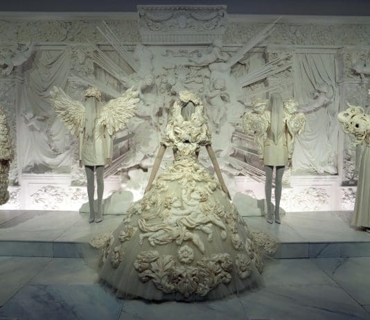 Dolce&Gabbana revela los secretos de la ‘Alta Moda’ en una nueva exhibición en Miami Fotografía que muestra trajes de la exposición 'From the Heart to the Hand' (Del corazón a las manos) este jueves, en la sede del Instituto de Arte Contemporáneo de Miami (EE.UU.). EFE/ Alberto Boal