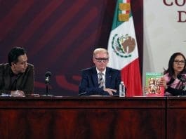 Funcionario mexicano que estuvo atrincherado cuatro días tras su despido deja su cargo Imagen de archivo del extitular de la Dirección General de Materiales Educativos (DGME) Marx Arriaga (i). EFE/Sáshenka Gutiérrez