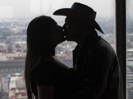 ONG pide no “romantizar” el consumo de alcohol en el Día de San Valentín en México Una pareja se besa en el mirador de la Torre Latinoamericana de la Ciudad de México (México). Imagen de archivo. EFE/ Isaac Esquivel