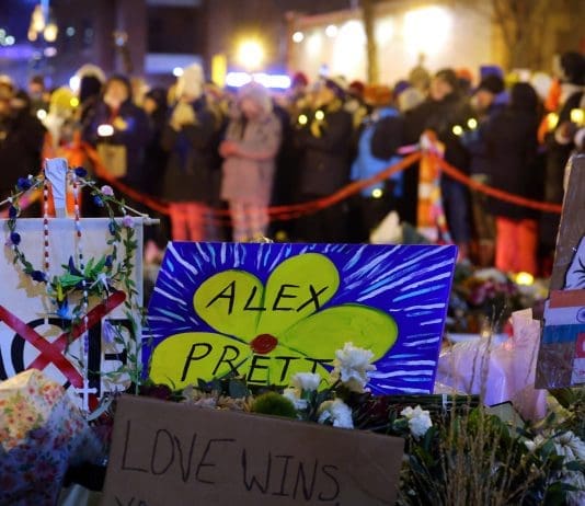 Identifican a los agentes que dispararon causando la muerte de Alex Pretti en Mineápolis Fotografía de archivo que muestra un altar durante una vigilia en honor al enfermero Alex Pretti, quien falleció por disparos de agentes federales en Míneapolis (Estados Unidos). EFE/ Adam Bettcher
