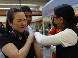 México eleva a 28 las muertes por el brote de sarampión al confirmar dos nuevos decesos Una persona recibe una vacuna contra el Sarampión este martes, en Ciudad de México (México). EFE/Sáshenka Gutiérrez