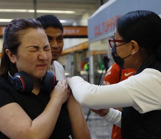 México eleva a 28 las muertes por el brote de sarampión al confirmar dos nuevos decesos Una persona recibe una vacuna contra el Sarampión este martes, en Ciudad de México (México). EFE/Sáshenka Gutiérrez