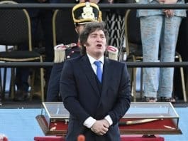 Milei posterga su viaje a EEUU por invitación a la reunión inaugural de la Junta de Paz El presidente de Argentina, Javier Milei (c), asiste a una ceremonia el sábado, en San Lorenzo (Argentina). EFE/ Sebastián Granata