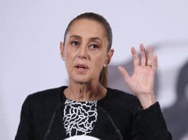 Gobierno de México refuerza vacunación para combatir el aumento de contagios de sarampión La presidenta de México Claudia Sheinbaum, reacciona en una rueda de prensa este martes, en el Palacio Nacional en Ciudad de México (México). EFE/ Mario Guzmán