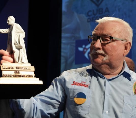 El nobel Lech Walesa pide a cubanos “aprovechar” a Trump pero avisa que “no los liberará” El expresidente de Polonia Lech Walesa sostiene una estatuilla este jueves, en el Museo de la Diáspora Cubana en Miami (EE.UU.). EFE/ Alberto Boal