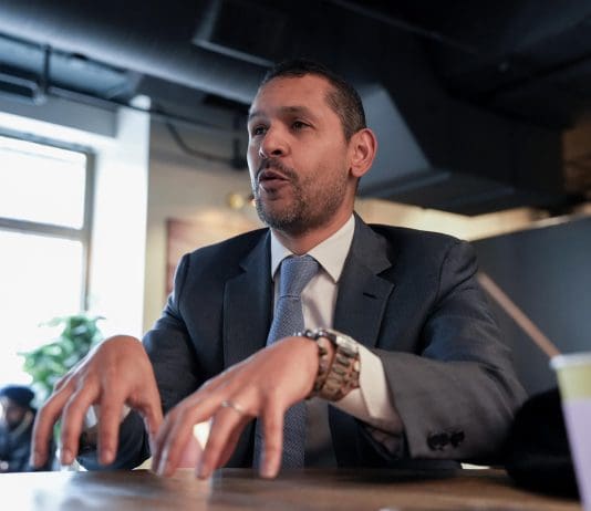 Candidato colombiano Daniel Palacios promueve en EEUU su promesa de mano dura en seguridad El candidato independiente en las presidenciales de Colombia Daniel Palacios habla durante una entrevista con EFE este martes, en Washington (Estados Unidos). EFE/ Octavio Guzmán