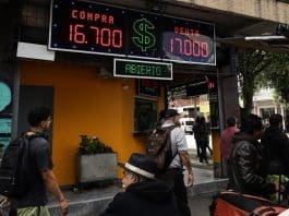 La fortaleza del peso golpea la competitividad de las exportaciones mexicanas a EE.UU. Personas caminan frente a una casa de cambio este viernes, en la ciudad de Tijuana (México). EFE/ Joebeth Terríquez