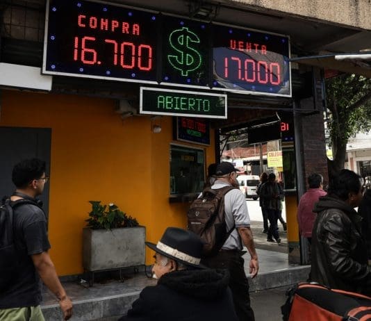 La fortaleza del peso golpea la competitividad de las exportaciones mexicanas a EE.UU. Personas caminan frente a una casa de cambio este viernes, en la ciudad de Tijuana (México). EFE/ Joebeth Terríquez