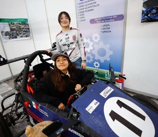 Entre la inspiración, las barreras y la impunidad: ser mujer en la ciencia mexicana Las estudiantes del Instituto Politécnico Nacional (IPN) Angélica Alvarado (abajo) y Monserrat Romero (arriba), participan en la presentación de la campaña "Politécnicas Abriendo Caminos” este miércoles, en Ciudad de México (México). EFE/Sáshenka Gutiérrez