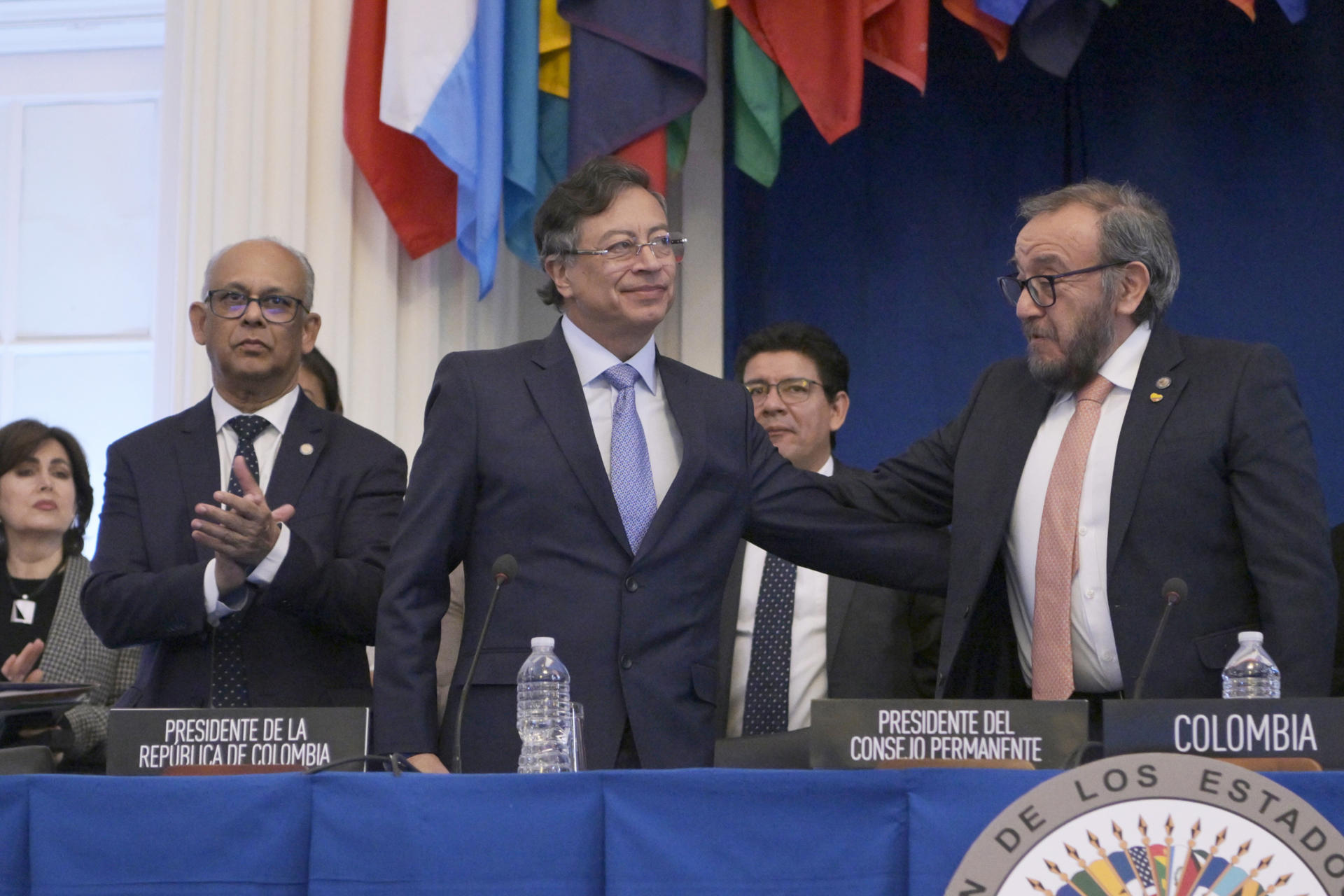 El presidente de Colombia, Gustavo Petro (c), saluda al secretario general de la Organización de los Estados Americanos (OEA), Albert Ramdin (i), y al representante permanente de su país, Luis Vargas (d), durante una reunión protocolar del Consejo Permanente este miércoles, en Washington (EE.UU.). EFE/ Lenin Nolly
